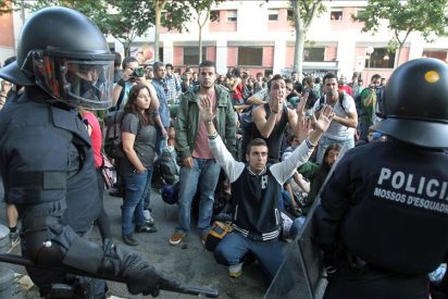 Los "indignados" de Barcelona reciben fuertes cr&iacute;ticas por su acci&oacute;n violenta