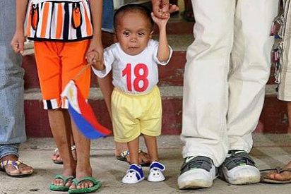 Este filipino de 59,7 cm y 18 a&ntilde;os es el hombre m&aacute;s peque&ntilde;o del mundo