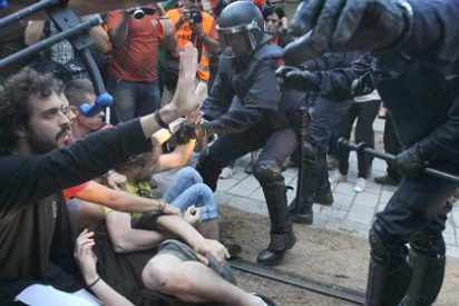 Los 'indignados' sitian el Parlamento catal&aacute;n: "Han acariciado el lomo de la bestia creyendo que era un gatito"