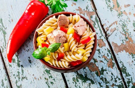 Ensalada de pasta y atún