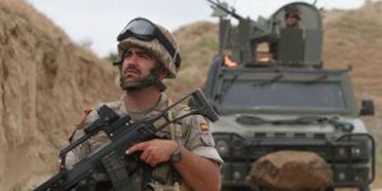 Militares espa&ntilde;oles con un veh&iacute;culo Lince en Afganist&aacute;n.