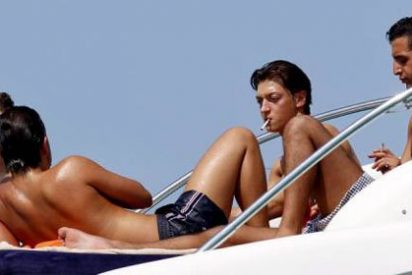 Pillan a &Ouml;zil fumando en un yate durante sus vacaciones en Ibiza