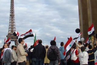 Centenares de sirios piden en Par&iacute;s parar masacre en su pa&iacute;s
