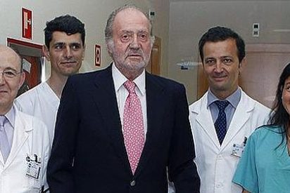 El Rey Juan Carlos recibe el alta hospitalaria y camina ya con muletas