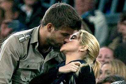 Shakira desmiente su embarazo levant&aacute;ndose la camiseta