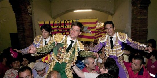 Juli&aacute;n L&oacute;pez "El Juli", Sebasti&aacute;n Castella y Jos&eacute; Mar&iacute;a Manzanares a hombros.