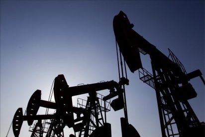 El segundo "rescate" de Grecia y una decisi&oacute;n de la AIE encarecen el petr&oacute;leo