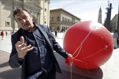 &Aacute;ngel Orensanz viste con telas los jardines del Museo del Traje