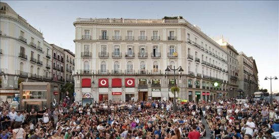 M&aacute;s de medio millar de personas asisten a la asamblea general del 15-M en la Puerta del Sol
