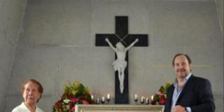 Rosas, gladiolos y a&ntilde;oranza ante la tumba del hombre que dio vida a "Cantinflas"