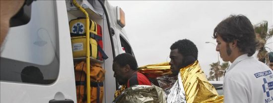 La Guardia Civil rescata una barca de juguete con 7 inmigrantes en Melilla