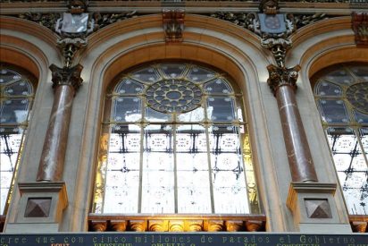 El IBEX cae m&aacute;s del 3 por ciento tras la apertura, al borde de perder los 8.000 puntos