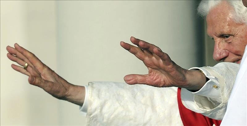 El papa preside una vigilia y confiesa a varios jóvenes en su tercer día
