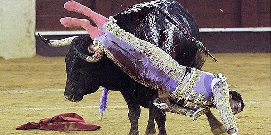 El toro empitona al diestro vasco Iv&aacute;n Fandi&ntilde;o en una nocturna para olvidar