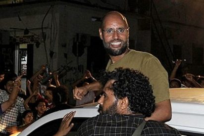 El hijo de Gadafi, Seif al Islam, reaparece en p&uacute;blico libre en el centro de Tr&iacute;poli y niega haber estado preso