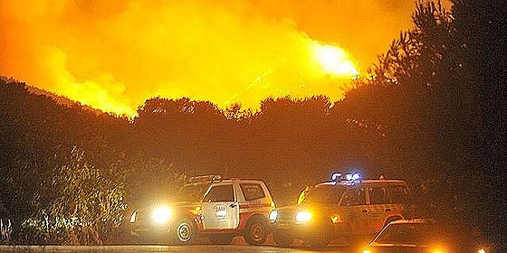 Un incendio con trazas de ser provocado obliga a desalojar a 2.500 personas en la zona de La Manga