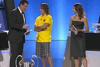 El extra&ntilde;o look del barcelonista Puyol arrasa en Twitter y Facebook