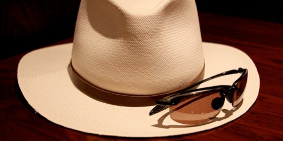 Combinar sombrero y gafas de sol reduce en un 95% la radiación directa ultravioleta en la vista