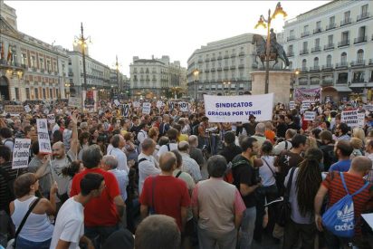 Miles de manifestantes recorren las capitales espa&ntilde;olas para pedir un refer&eacute;ndum