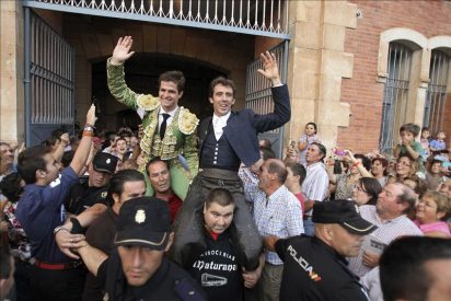 El rejoneador Pablo Hermoso y El Juli comparten puerta grande en Salamanca