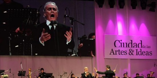 El tenor Jos&eacute; Carreras deleita en un multitudinario concierto gratuito en Argentina
