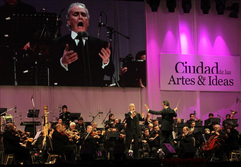 El tenor Jos&eacute; Carreras deleita en un multitudinario concierto gratuito en Argentina