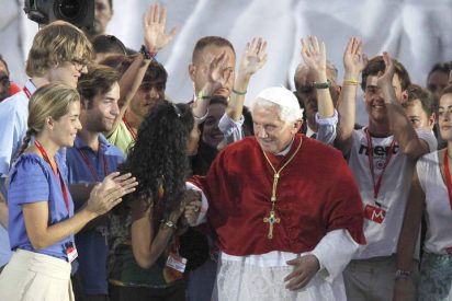 El Papa se neg&oacute; por tres veces abandonar Cuatro Vientos durante la tormenta de la viglia