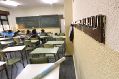 Profesores, padres y alumnos hacen noche en los institutos antes de la huelga