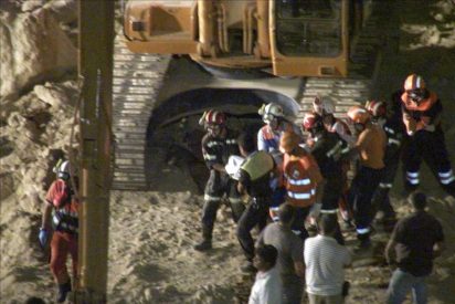 Rescatados los cad&aacute;veres del padre y los dos hijos del interior de su casa-cueva