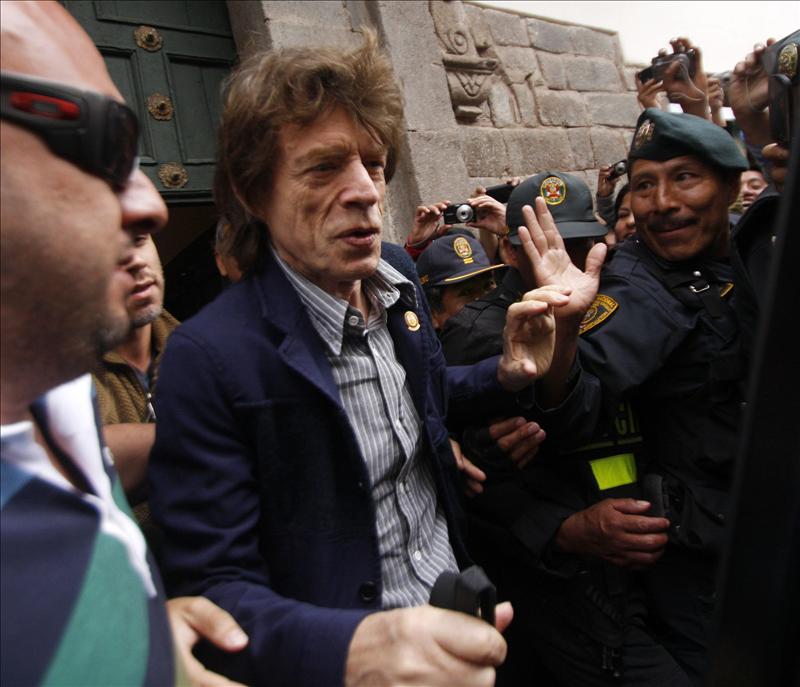 Mick Jagger prosigue su visita a Cuzco y apreció piezas devueltas por Yale
