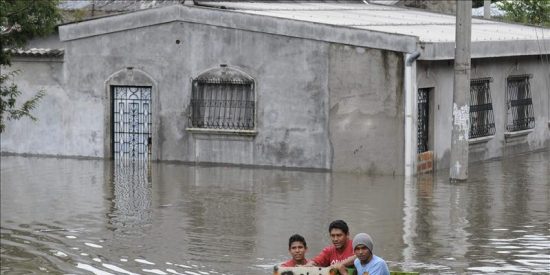 Funes confirma 32 muertos y m&aacute;s de 20.000 evacuados por las lluvias en El Salvador