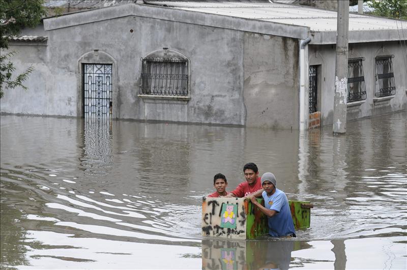 Funes confirma 32 muertos y m&aacute;s de 20.000 evacuados por las lluvias en El Salvador