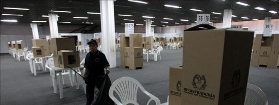 Las mesas de votaci&oacute;n se abren en Colombia para elegir a gobernadores y alcaldes
