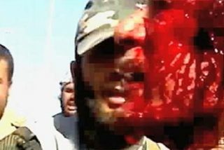 Gadafi ensangrentado y justo antes de ser asesinado.