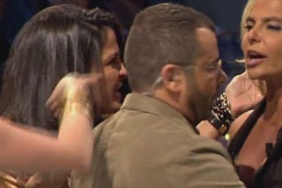 Leticia Sabater enloquece en 'Acorralados': Se despelota en directo y casi agrede a Aída Nízar