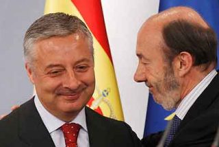 Rubalcaba pone la mano en el fuego por Blanco 'el de la gasolinera'