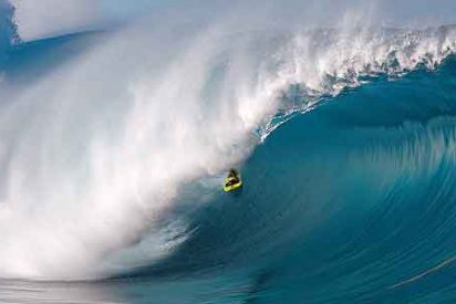 R&eacute;cord Mundial: McNamara surfea sobre una ola de 30 metros