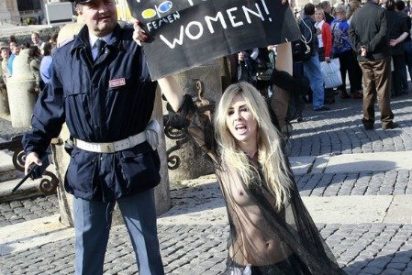Protesta feminista semidesnuda en la Plaza de San Pedro