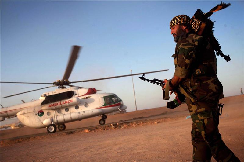 M&aacute;s de 2.000 rebeldes libios toman al asalto el aeropuerto de Tr&iacute;poli