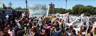 El Senado abre la puerta a despenalizar el aborto en un Uruguay dividido