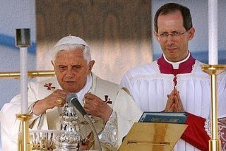 Guido Marini: &laquo;El Bel&eacute;n nos une de forma sencilla al misterio de Navidad&raquo;