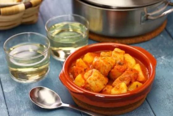 Marmitako servido con vino