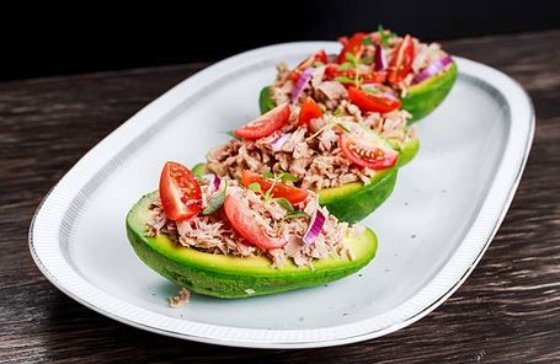 Recetas de aguacates rellenos de at&uacute;n muy f&aacute;ciles