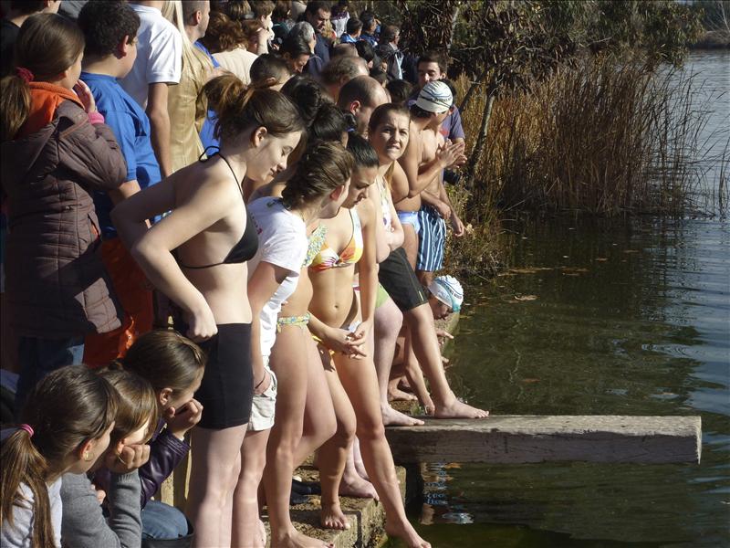 M&aacute;s de un centenar de personas despiden 2011 con un ba&ntilde;o en el r&iacute;o Bullaque