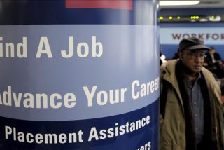 Obama dice que la econom&iacute;a de EE.UU. "est&aacute; bien encaminada" tras el descenso del paro