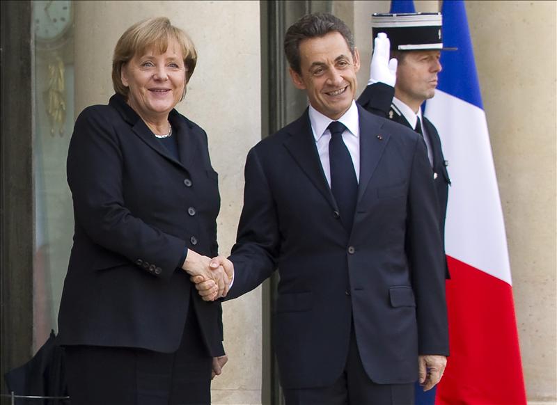 Merkel y Sarkozy estudian nuevos pasos para afrontar la crisis de la deuda