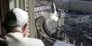 ¡Coja la escoba y barra su casa, Santidad!