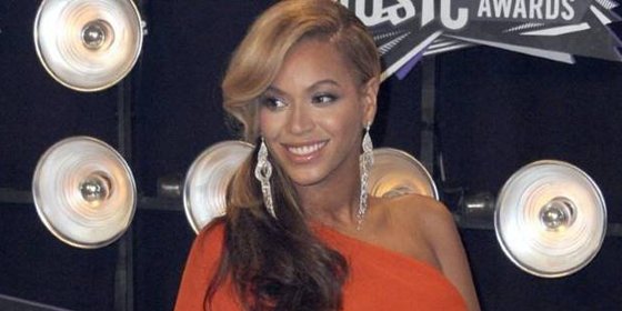 Beyonc&eacute; reaparece luciendo tripita sobre unos taconazos