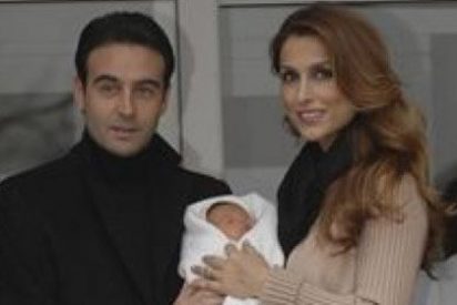 Enrique Ponce y Paloma Cuevas ya est&aacute;n en casa con su hija
