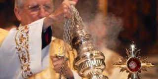 Cientos de fieles veneran las reliquias de Juan Pablo II en &Aacute;vila